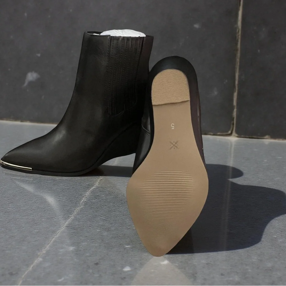 NIB NEW BCBGeneration Jacksin Mocha Wedge Ankle Boots Size 5M